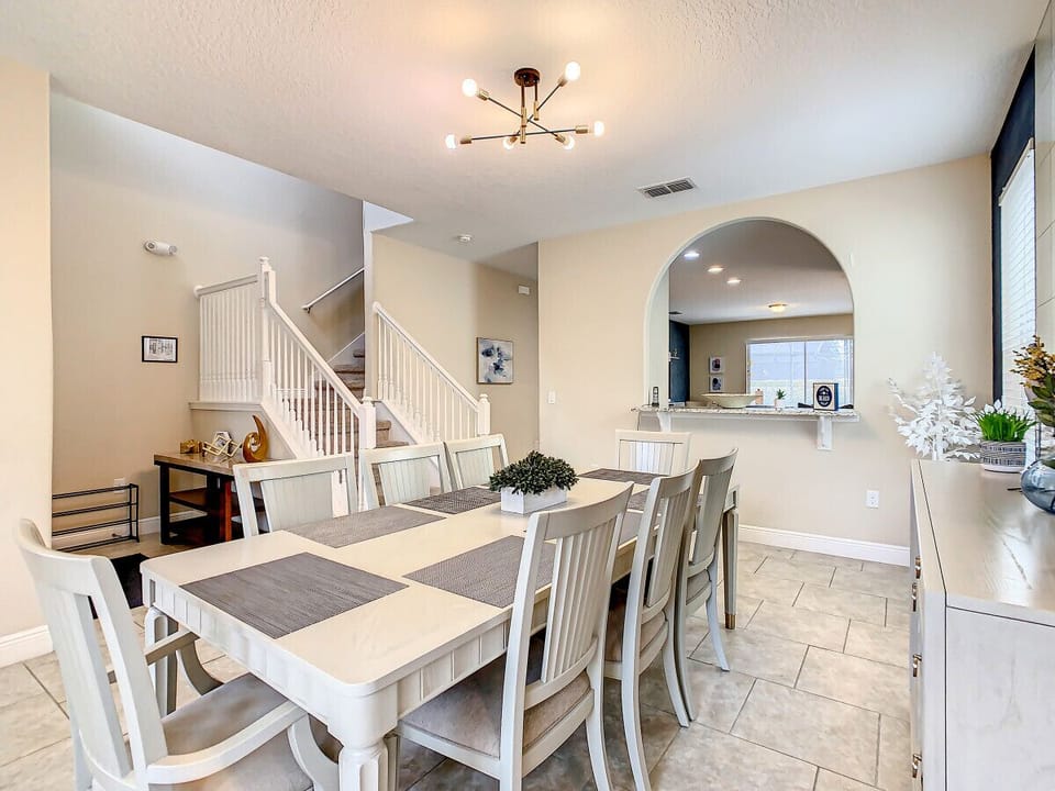 Cute dining area, seats 8