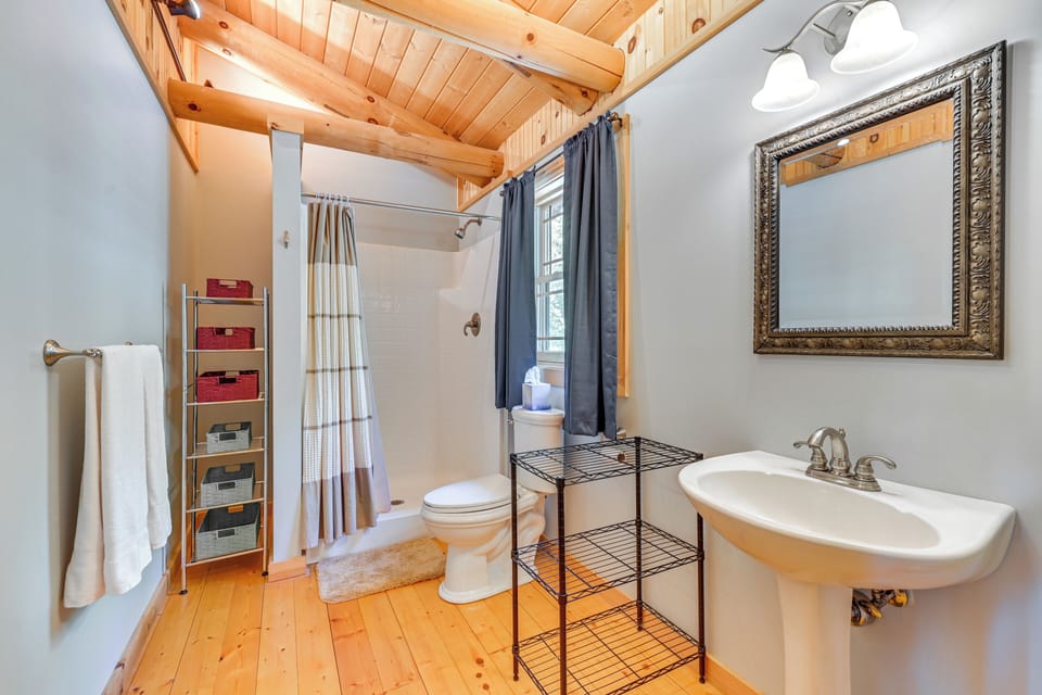 Full Bathroom | Upper Level | Towels Provided