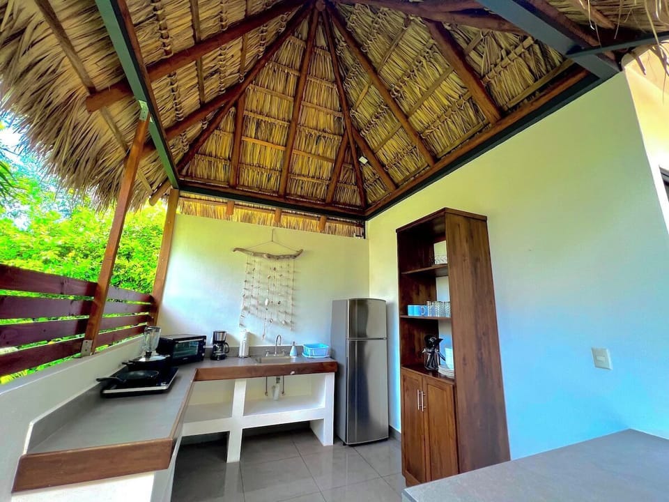Villa Luna · Lush Jungle Villa near the Beach (2009)