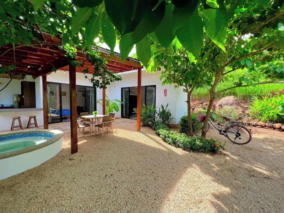 Villa Luna · Lush Jungle Villa near the Beach (2005)