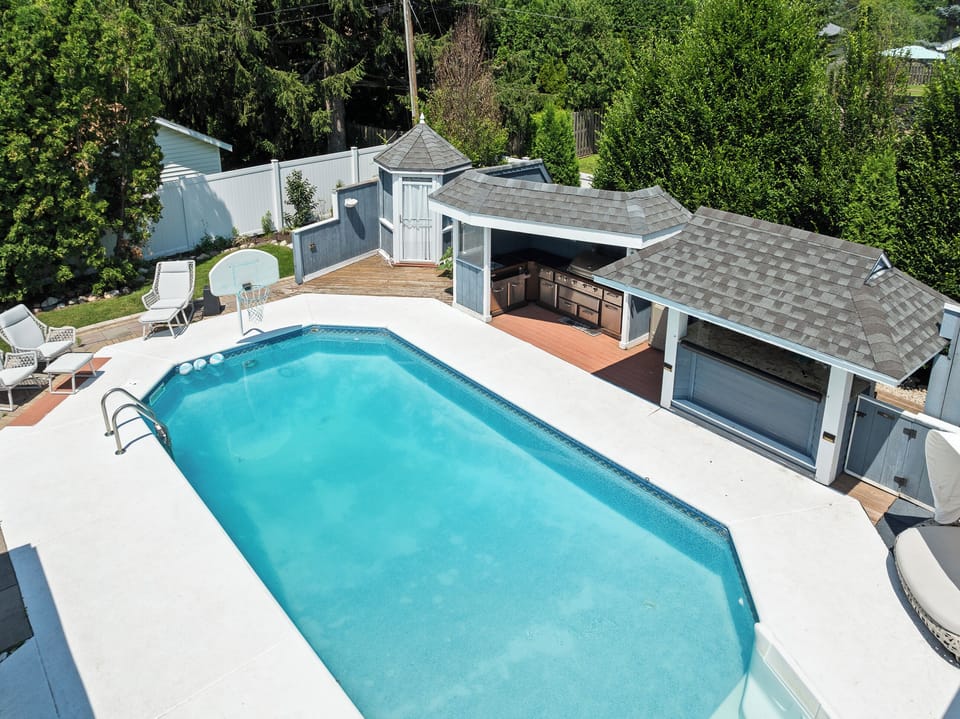 Salt Water Pool, Grill, Frig & TV