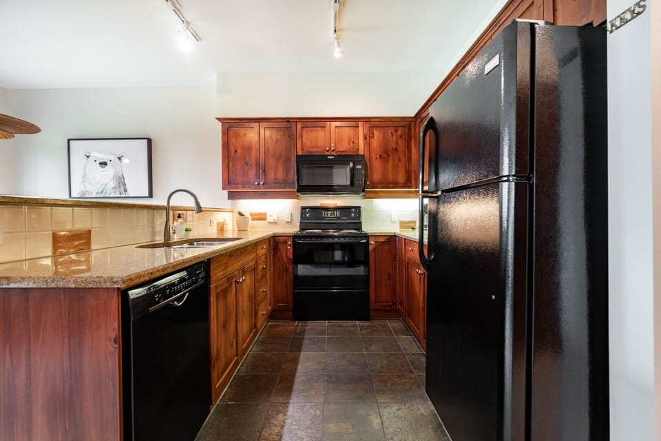 Full kitchen: High-end appliances