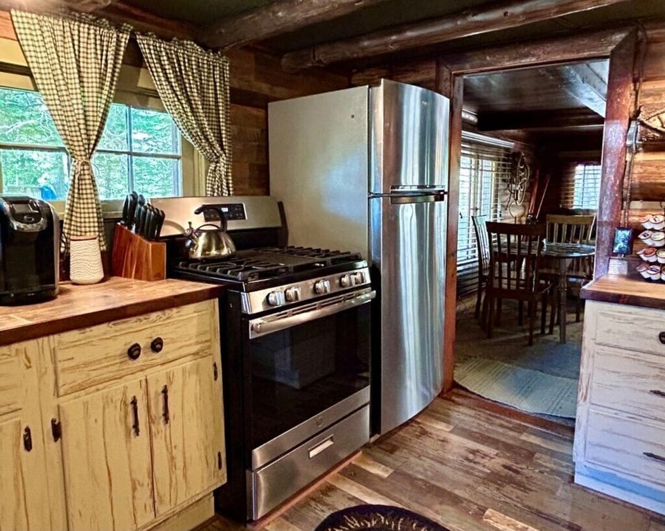 *Fully equipped kitchen with additional cooking options on large outdoor propane Blackstone griddle