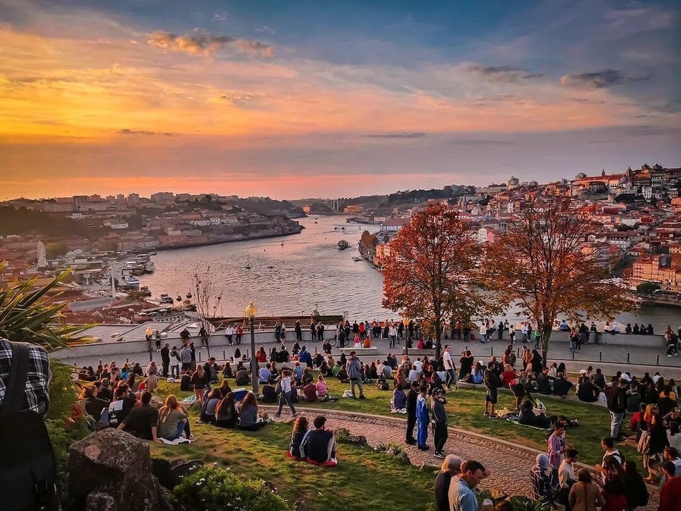 Golden Hour in Jardim do Morro just 9 minutes away!