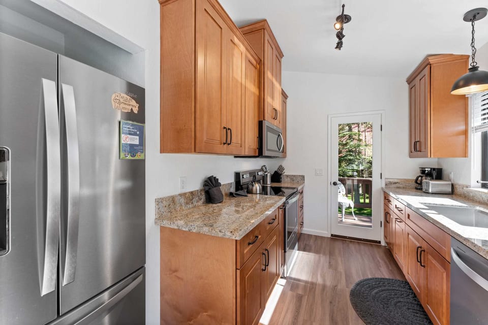 Kitchen: Well-equipped kitchen, updated appliances, access to the balcony