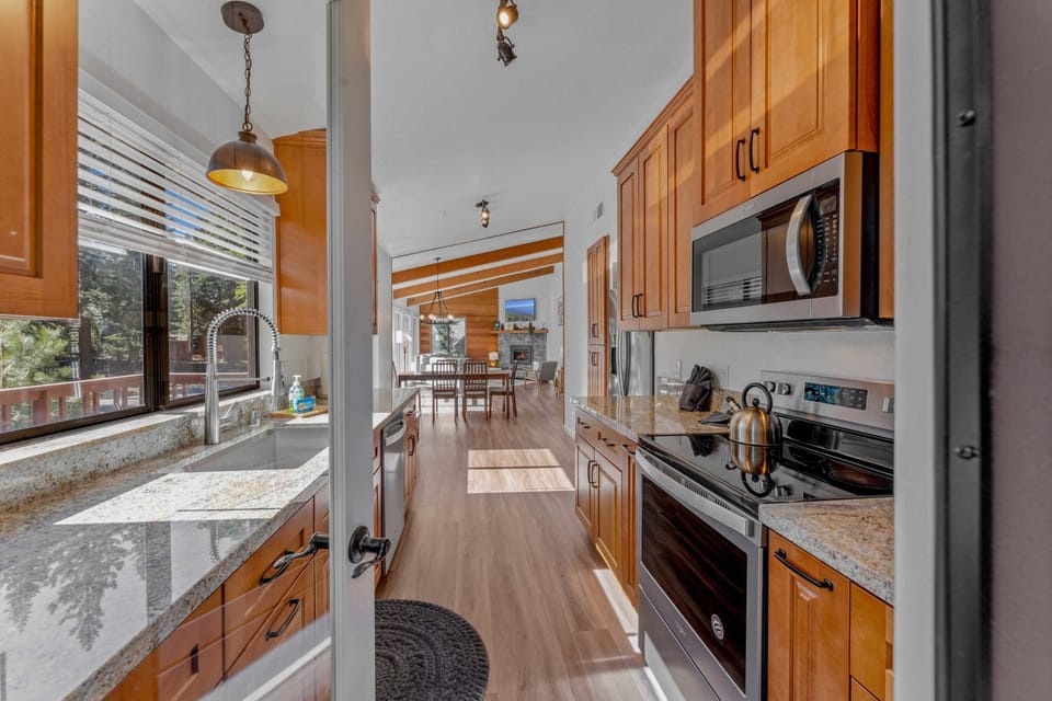 Kitchen: Well-equipped kitchen, updated appliances, access to the balcony
