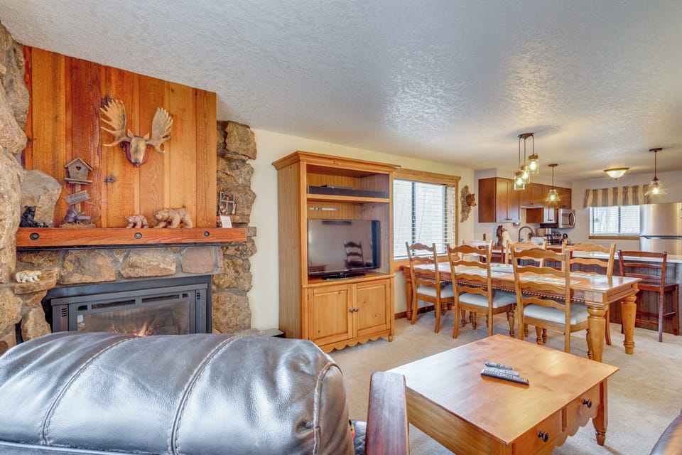 Living Room | Queen Sleeper Sofa | Gas Fireplace | Smart TV | Free WiFi