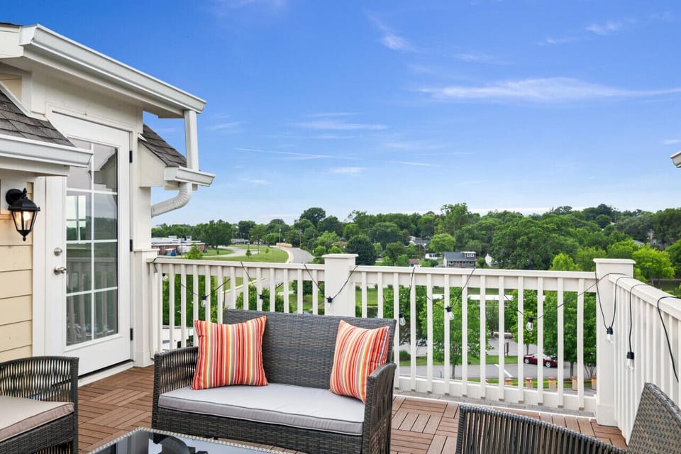 Rooftop deck with panoramic views!