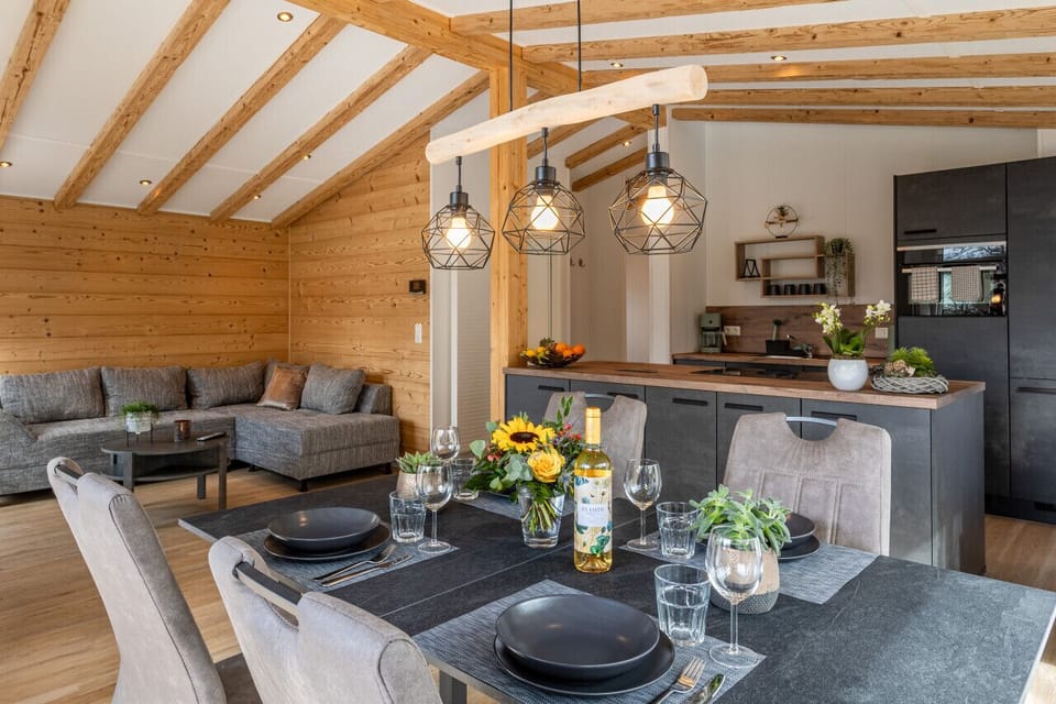 Gemütliches Ambiente zum Entspannen: Der offene Wohn- und Essbereich lädt mit seiner behaglichen Einrichtung zum Wohlfühlen ein.