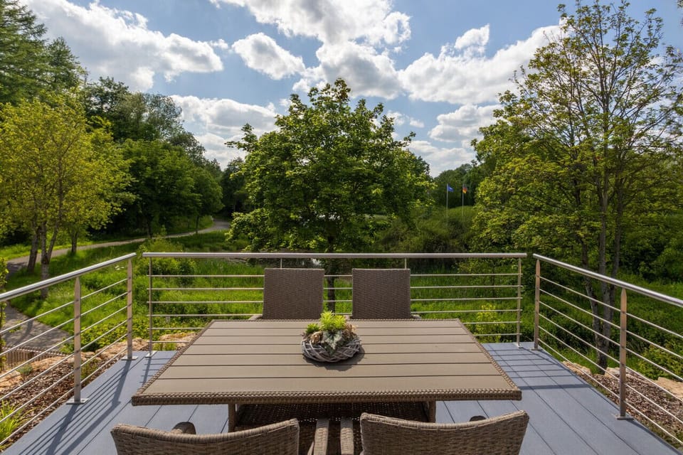 Ein traumhafter Ausblick: Die Terrasse mit Blick auf den See lädt zum Verweilen und Genießen ein.