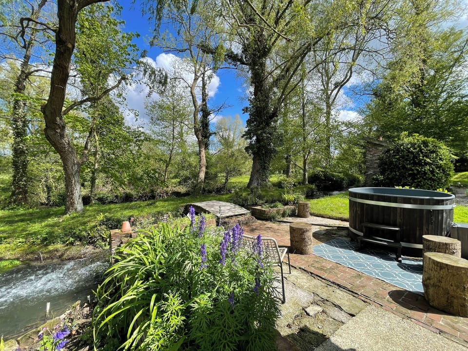 Outdoor spa tub