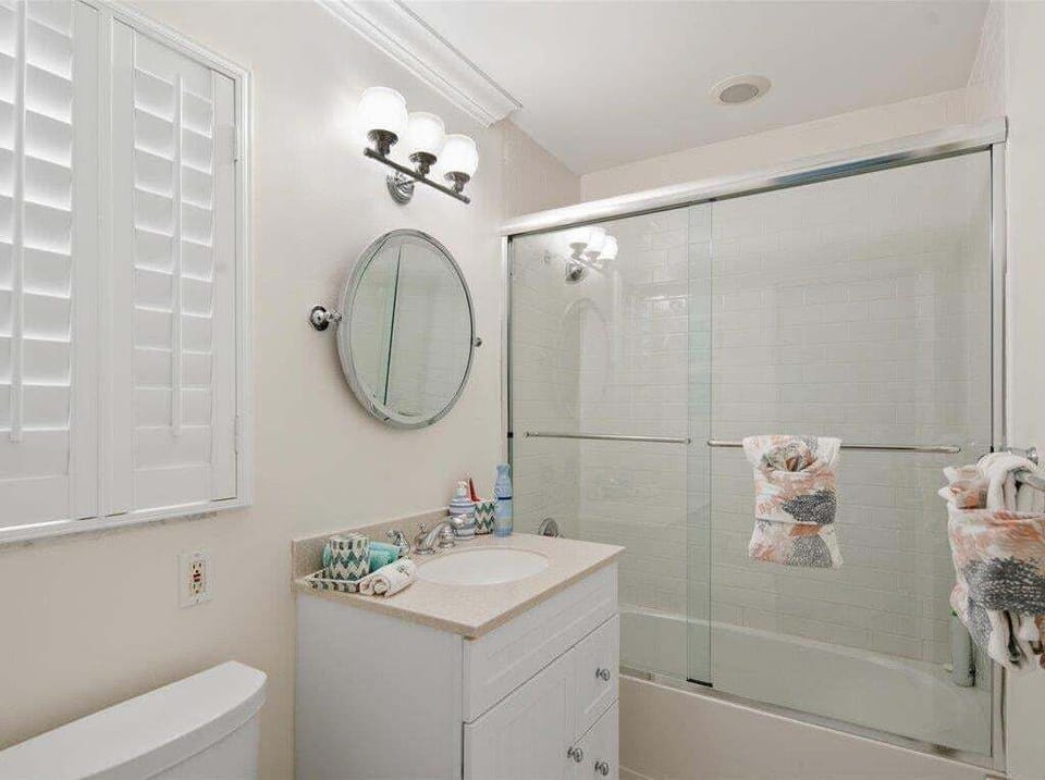 Guest Bath with Tub/Shower