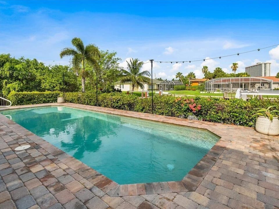 Pretty Landscaped Lanai