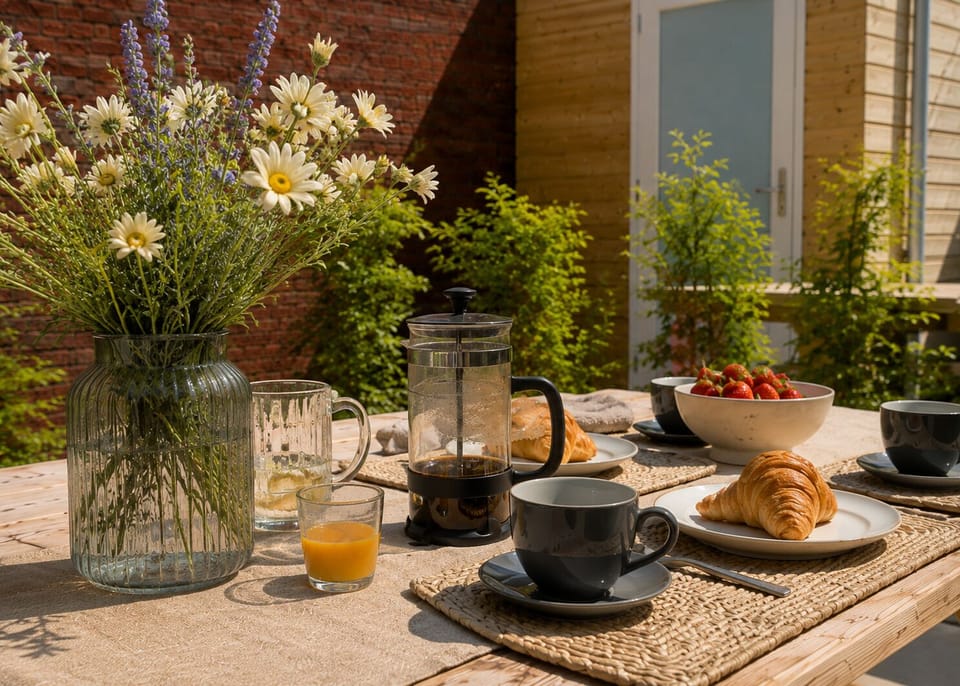 Start your day in the private garden with a fresh cup of coffee and breakfast in the sunshine. Surrounded by greenery and peaceful surroundings, this cozy outdoor space is perfect for relaxing mornings and al fresco dining.

