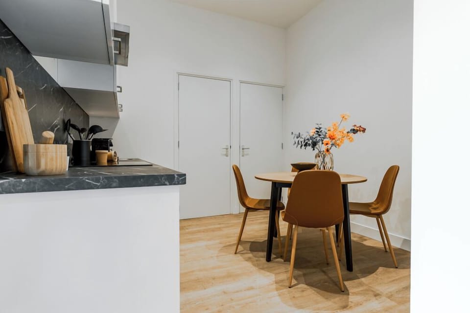 Cozy dining space in your studio apartment at Bed en Koffie – right in Tilburg Centrum! Cheap overnight stay near the university, Safaripark Beekse Bergen, and everything the city has to offer.