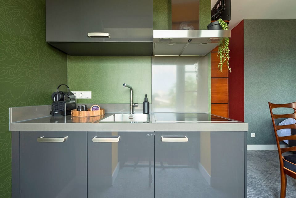 Fully equipped kitchenette in central Tilburg studio.