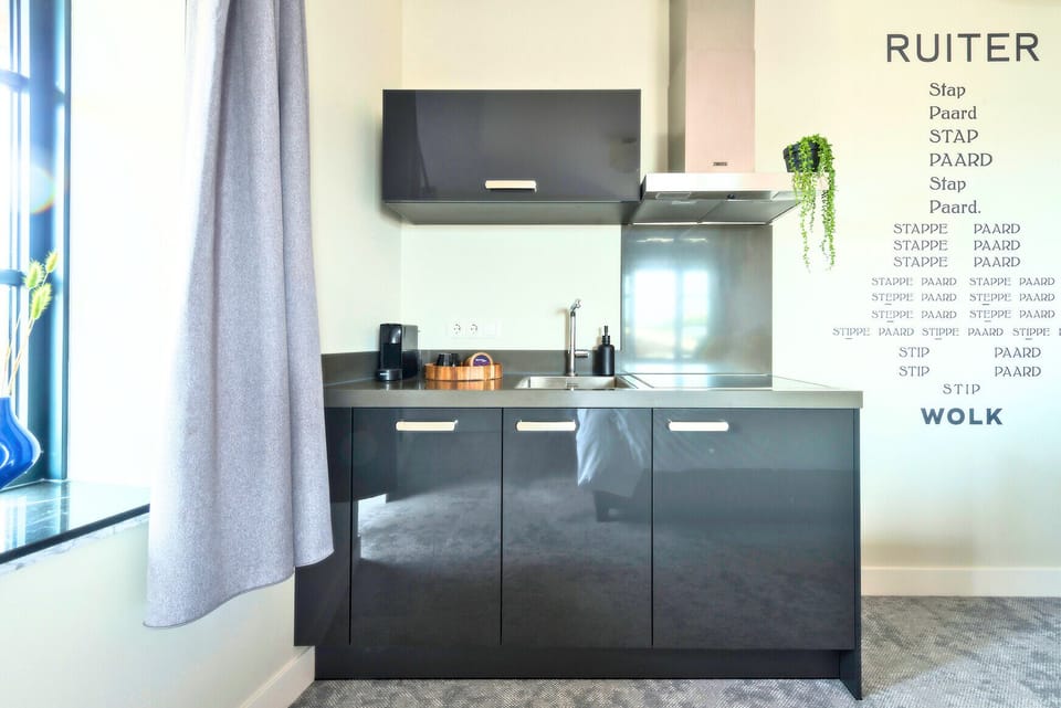 Efficient design meets modern charm in this cozy, well-appointed kitchen.

Boek een voordelig verblijf in een centraal gelegen hotel in Tilburg met moderne studio-appartementen. Ideaal voor een bezoek aan de Efteling, Beekse Bergen of om de stad te v