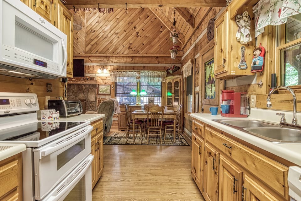 Smoky Mountain Cabin "Striking in the Smokies" - Fully furnished kitchen and dining area