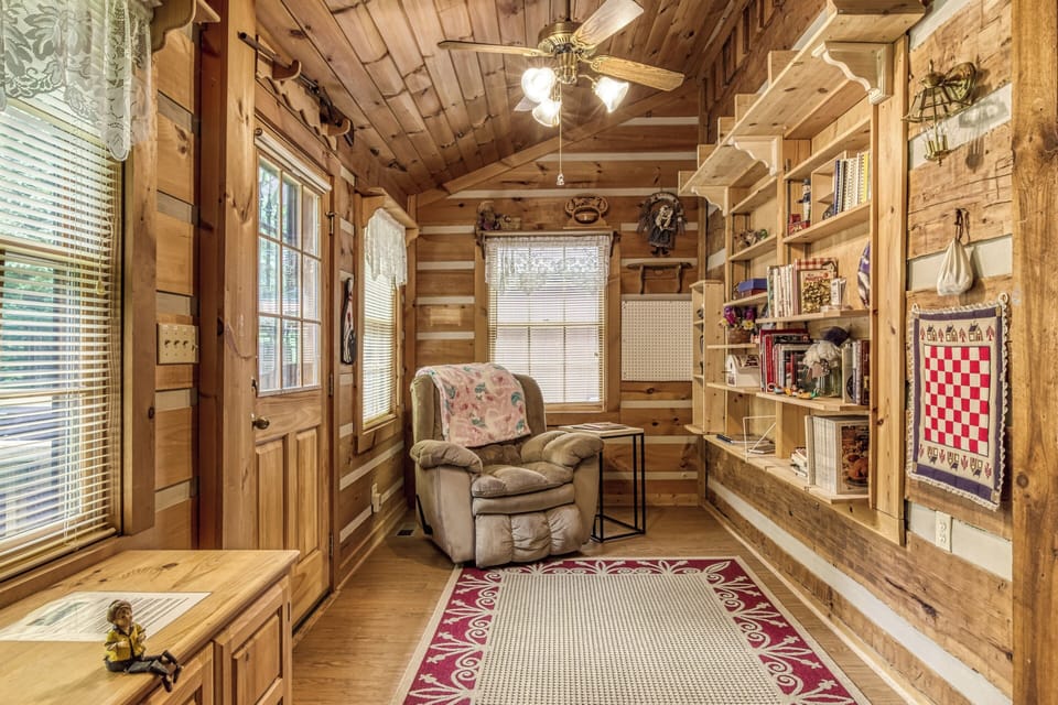 Pet Friendly Cabin in Pigeon Forge "Striking in the Smokies" - Sun room with recliner
