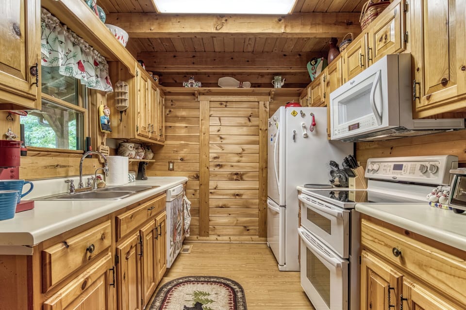 Smoky Mountain Cabin "Striking in the Smokies" - Fully furnished kitchen