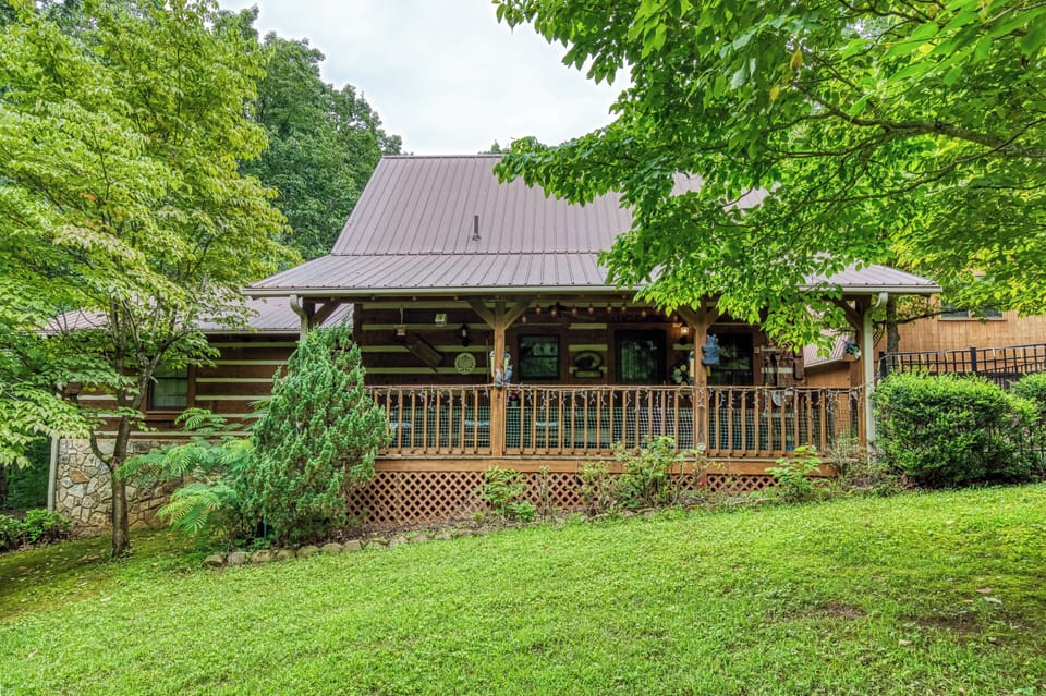 Pigeon Forge Cabin "Striking in the Smokies"