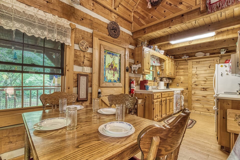 Cabin in the Smokies "Striking in the Smokies" - Dining area and fully furnished kitchen