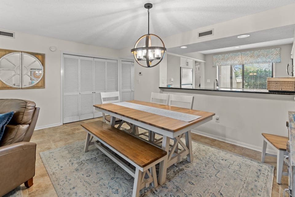 Dining / Kitchen with seating for 6