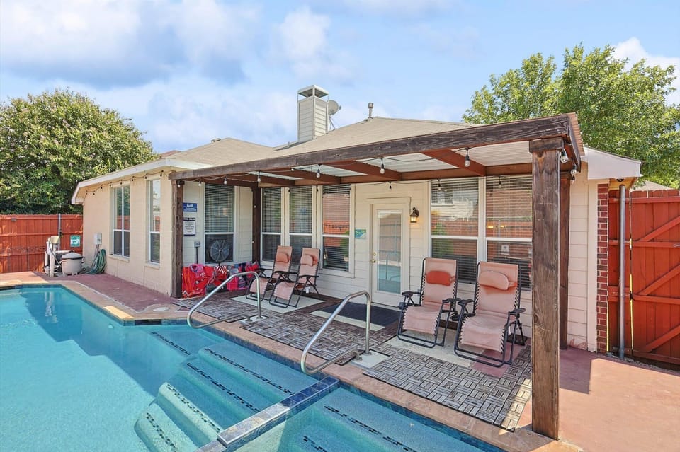 Nothing beats the Texas heat like a cool, refreshing dip in the pool so put on your swimsuits and jump on in! This pool is perfect for swimming laps or casually lounging.