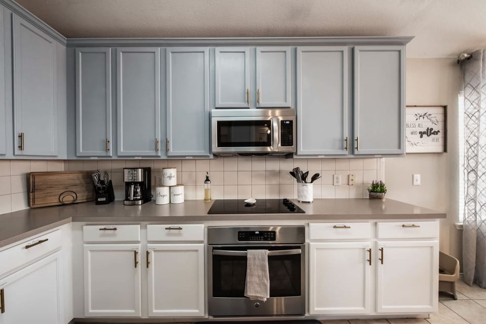 Fully equipped with the essentials, this cheerful kitchen is the perfect place to unleash your culinary prowess. There’s also a coffee machine to ensure you start every day off on the right foot.