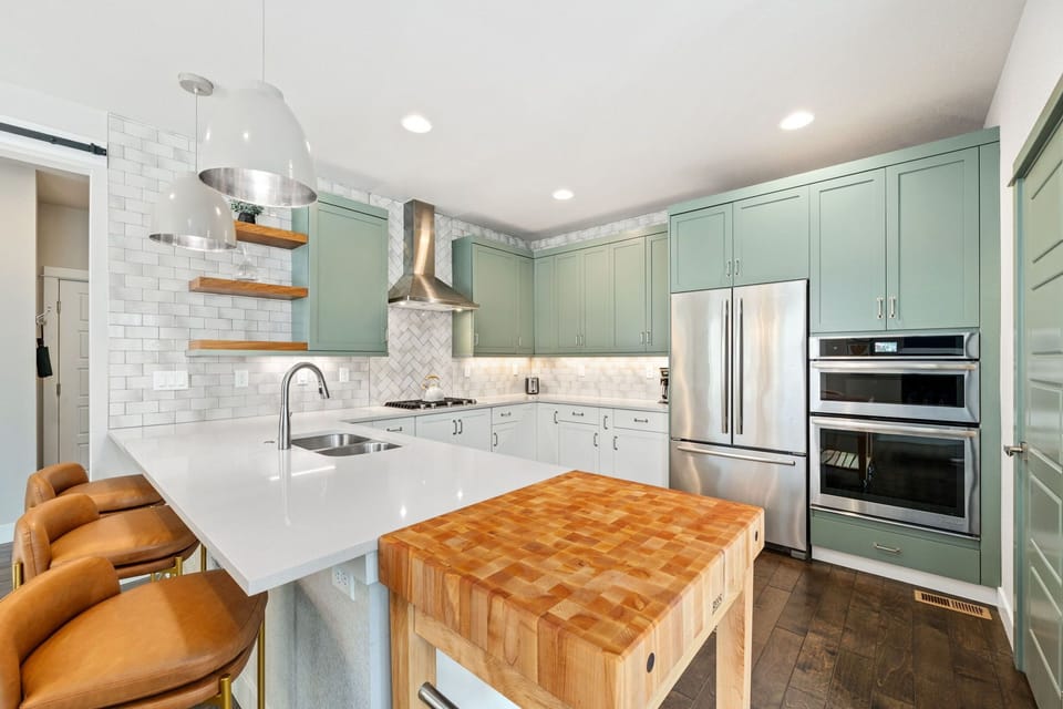 Chef's Kitchen with Stainless Steel Appliances and Breakfast Bar