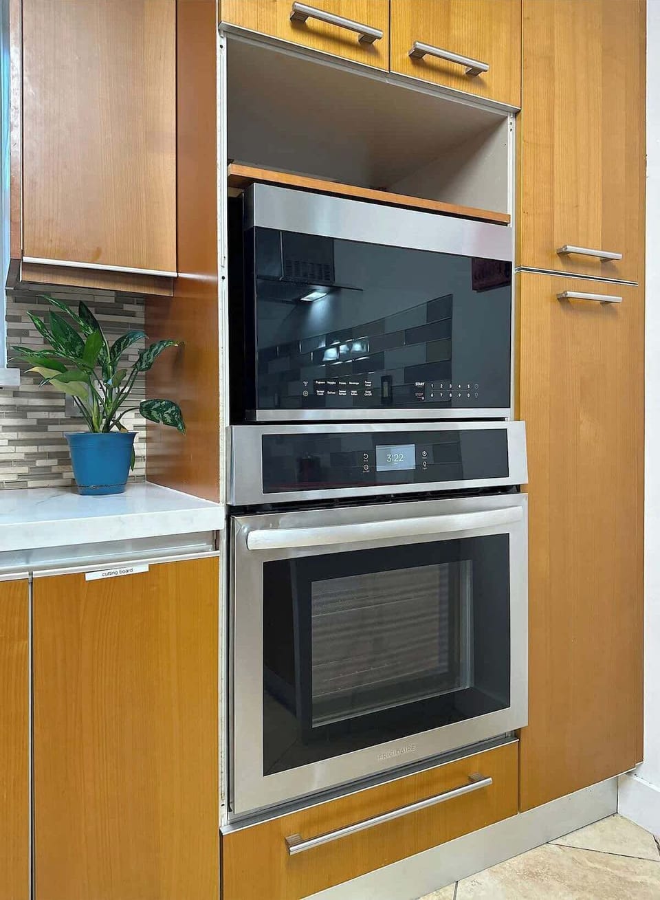 Fully equipped kitchen with a cozy dining area