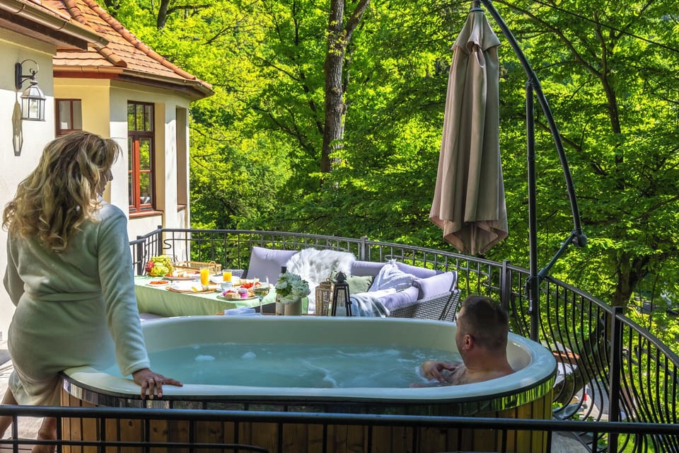 Outdoor spa tub