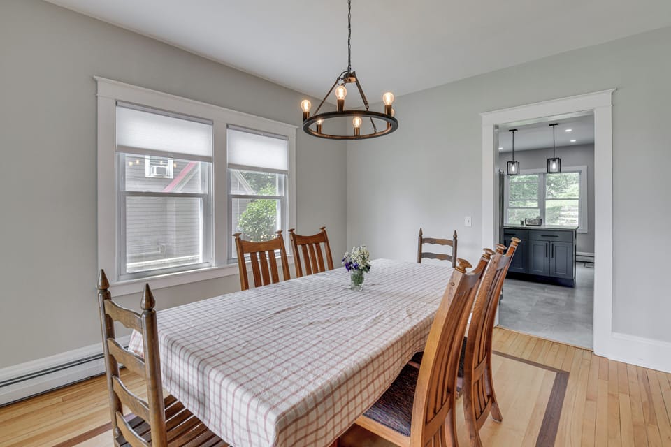 Dining Area | Dishware/Flatware Provided | 1st Floor