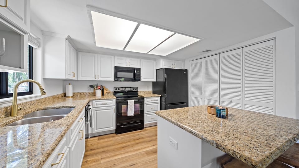 Kitchen comes equipped with all necessary appliances along with washer/dryer