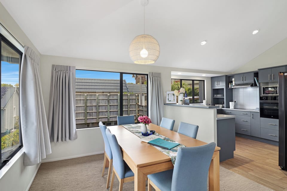 Dining room.