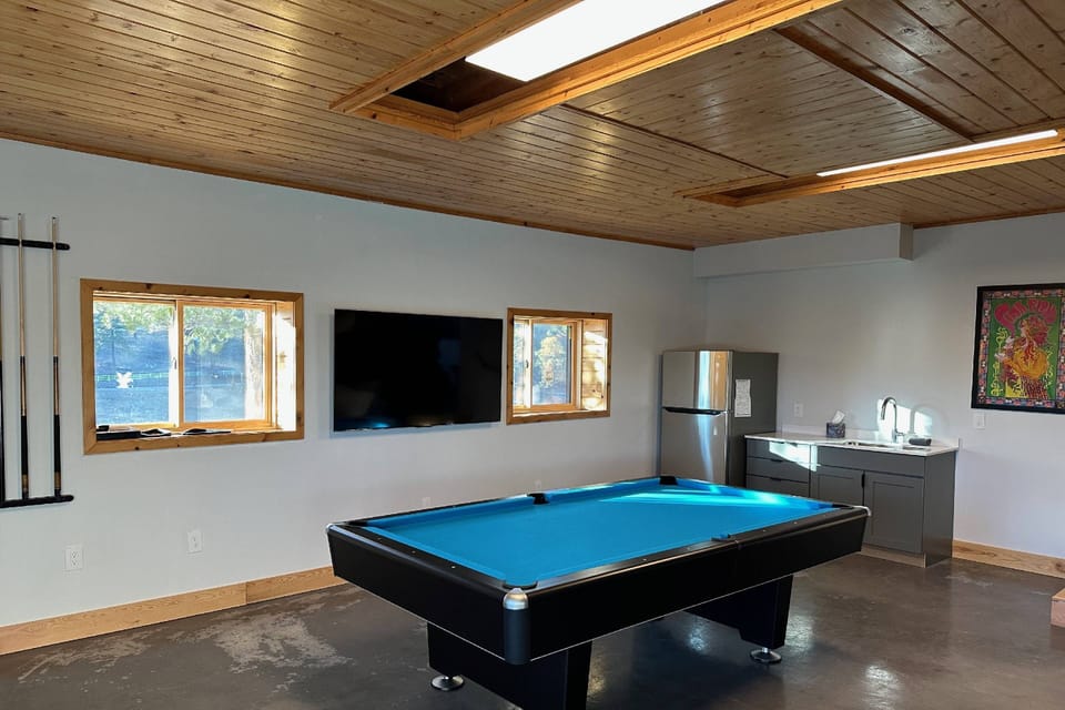 Fun lower level gameroom with convenient kitchenette and King bedroom w/ bathroom and laundry room. Great split layout for family and friends!