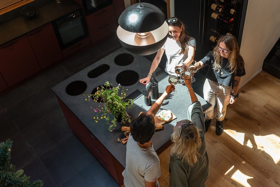 Kitchen equipped with everything you need, functional and spacious with a central island (dishwasher, ovens, microwave, Nespresso coffee machine, filter coffee machine, raclette machines, fondue machines...)