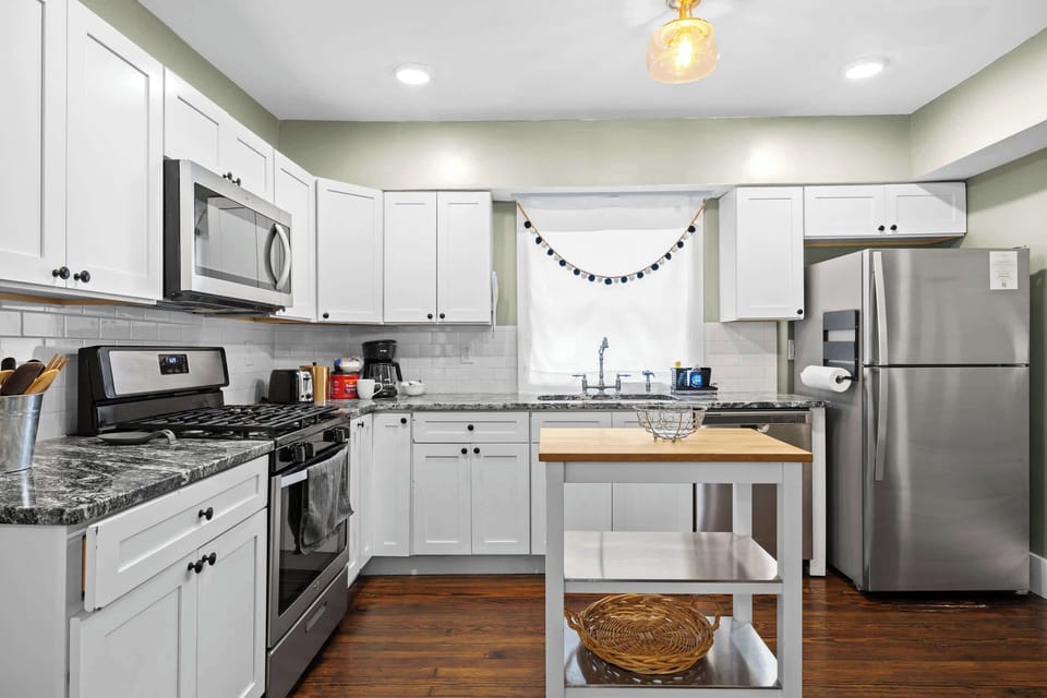 Kitchen: Ready for your culinary creations! This sparkling clean kitchen has everything you need.
