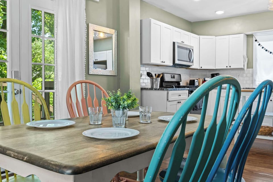 Dining Room: Dine in vibrant style! This inviting space is perfect for enjoying good food and great company.