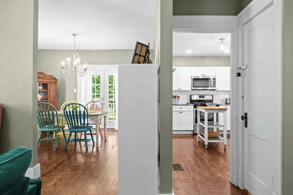Dining Room: Dine in vibrant style! This inviting space is perfect for enjoying good food and great company.