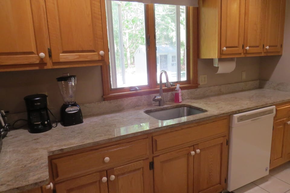 Full Kitchen with dishwasher