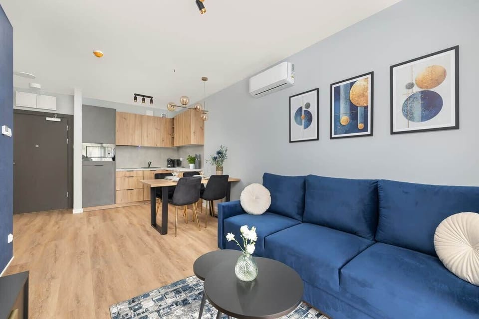 The open-plan living area with a spacious sofa invites you to relax in a welcoming, home-like atmosphere.