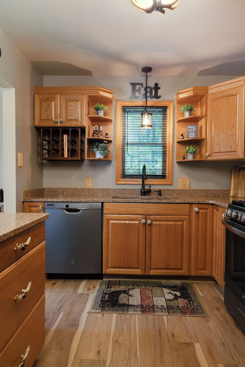 Granite countertops, dishwasher, pots and pans available for guest use. 
