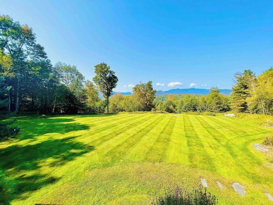 Well maintained front yard with mountain views year round
