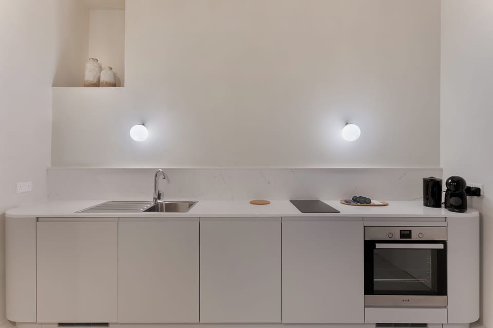 Kitchen: Built-in fridge, sink, electric stove, oven, tea & coffee facilities