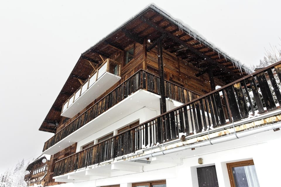 Chalet Les 4 Vents is a large chalet ideal for large families or groups of friends, with 8 en-suite bedrooms.