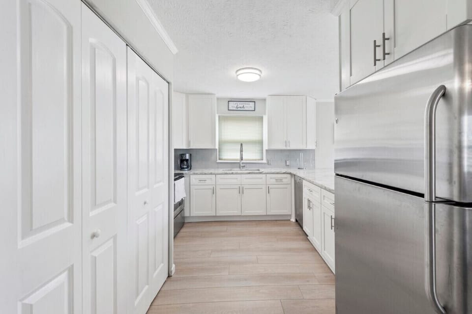 All modern appliances to make meal preparation a breeze.