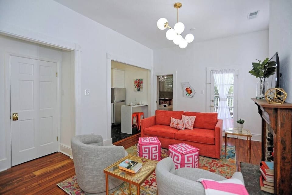A cheerful Savannah living room made for relaxing and gathering.
