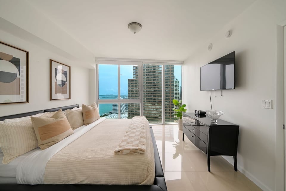 Experience the luxury of a king-size bed with high-quality linens & bed sheets!