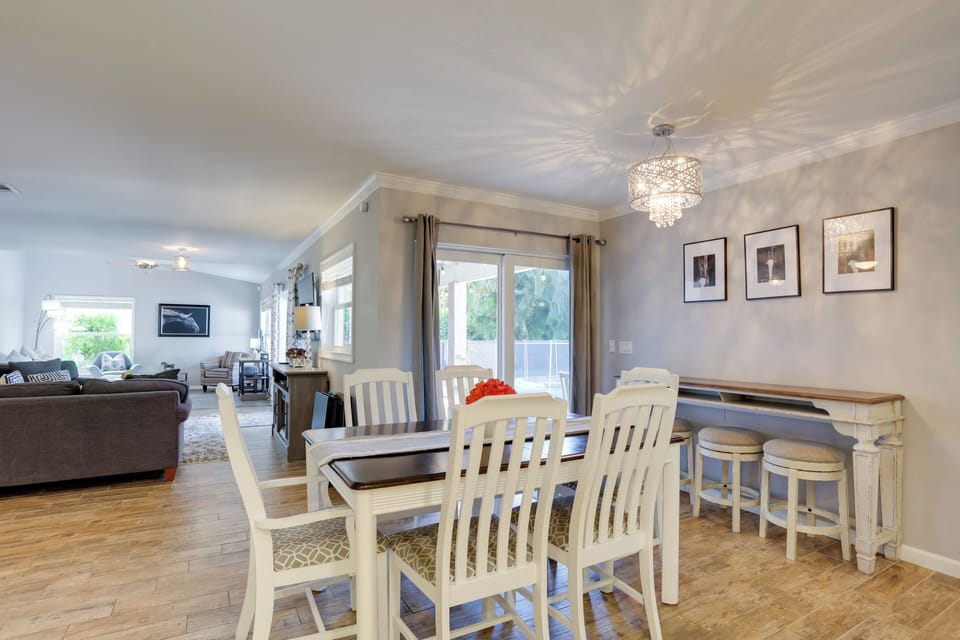 Dining Area | Dishware/Flatware Provided